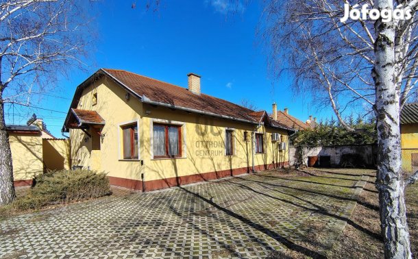 Ceglédi 112 nm-es iroda eladó