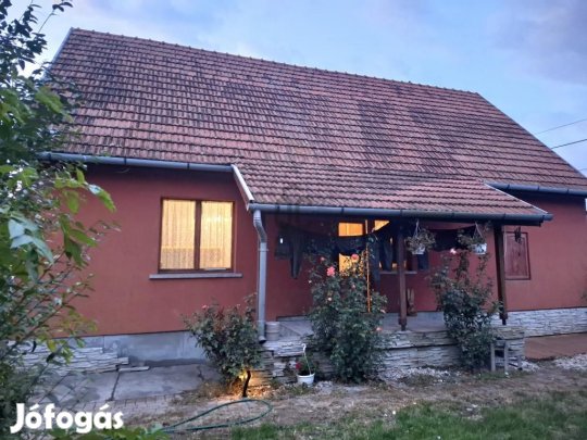 Ceglédi 114 nm-es ház eladó