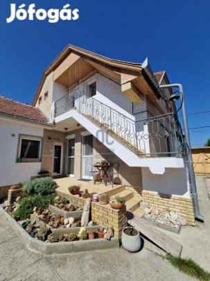 Ceglédi 152 nm-es ház eladó