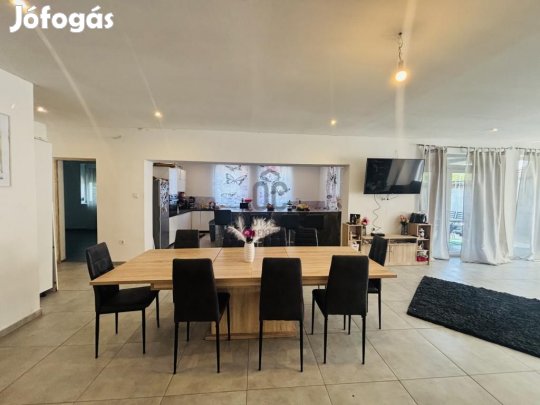 Ceglédi 187 nm-es ház eladó