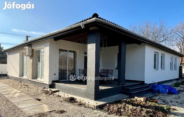 Ceglédi 187 nm-es ház eladó