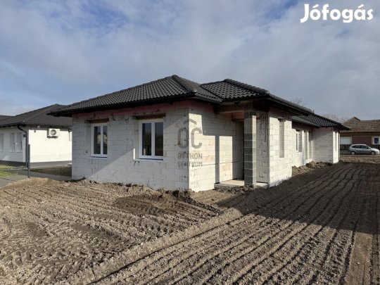Ceglédi 66 nm-es lakás eladó