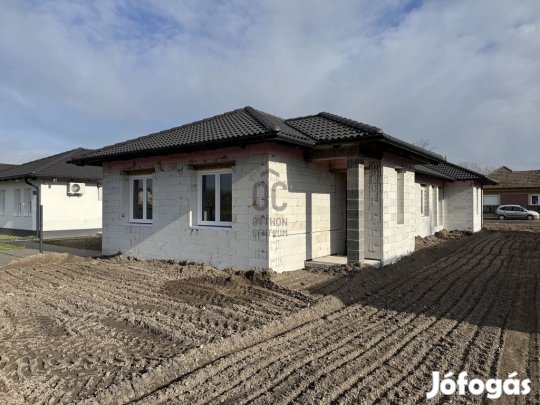Ceglédi 66 nm-es lakás eladó