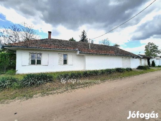 Ceglédi 84 nm-es ház eladó