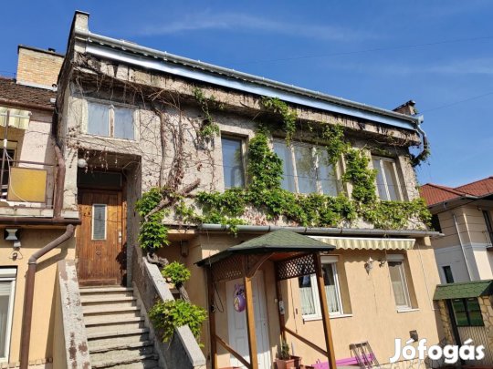 Ceglédi 84 nm-es lakás eladó