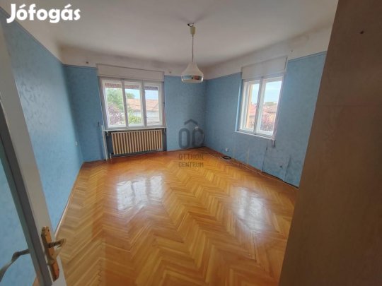 Ceglédi 85 nm-es lakás eladó