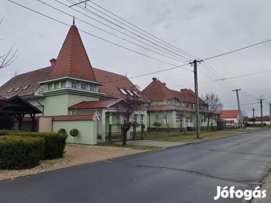 Ceglédi eladó 236 nm-es ház