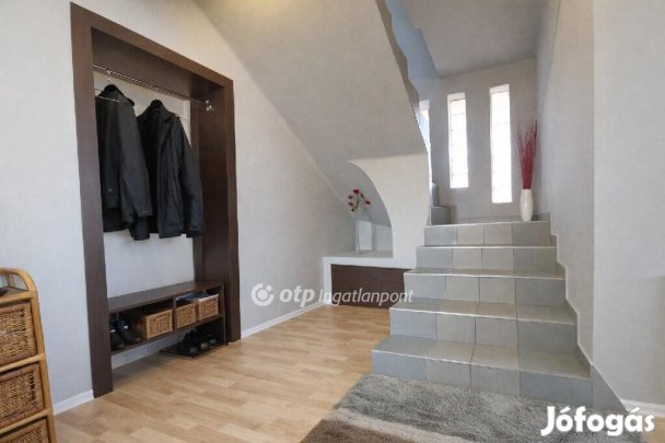 Ceglédi eladó 240 nm-es ház