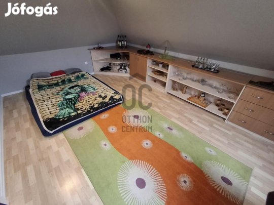 Ceglédi eladó 240 nm-es ház