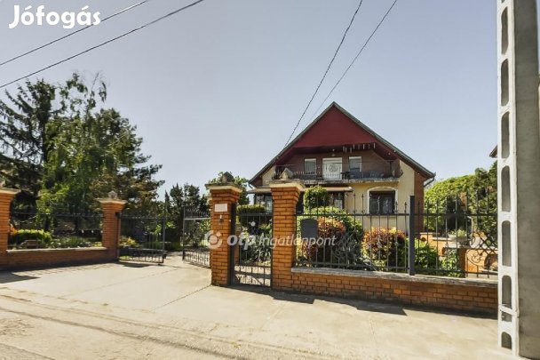 Ceglédi eladó 240 nm-es ház