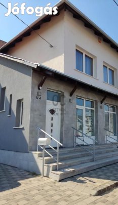 Ceglédi eladó 240 nm-es ház