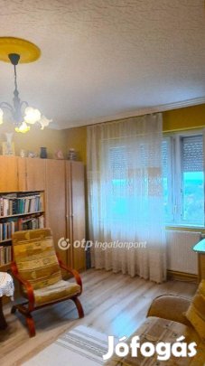 Ceglédi eladó 35 nm-es lakás