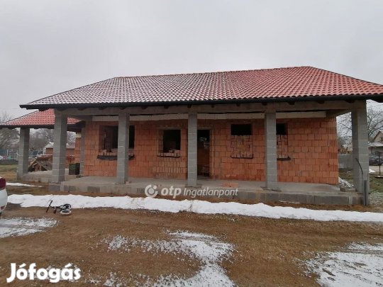 Ceglédi eladó 81 nm-es ház