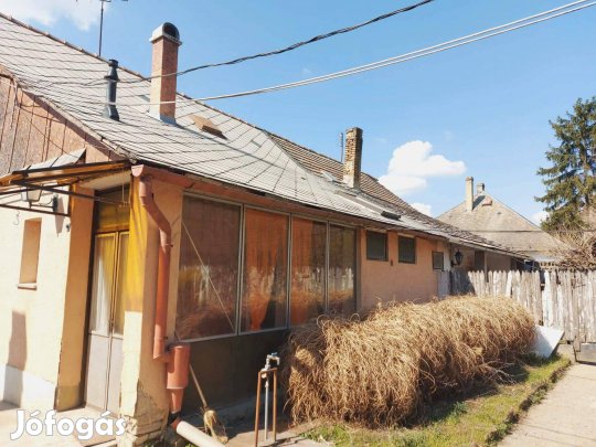 Centrum közeli családi ház eladó Dunaföldváron!