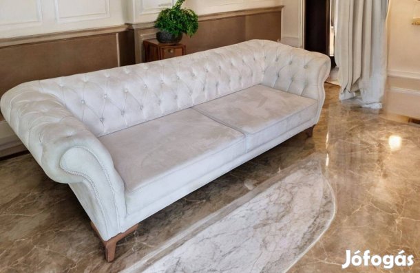 Chesterfield stílusú bézs Alcantara hasított bőr jellegű kanapé