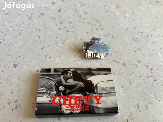 Chevy kitűző és gyufa