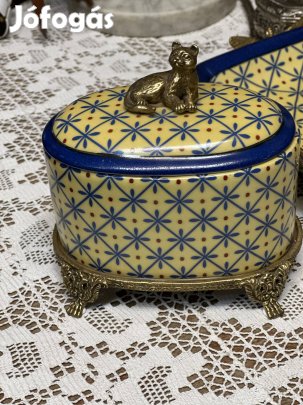 Cica fogós porcelán doboz 