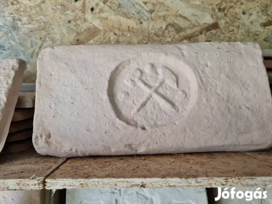 Címeres díszítő téglák 