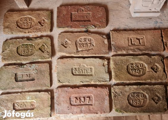 Cimeres pecsétes díszítő téglák lapra vágva 