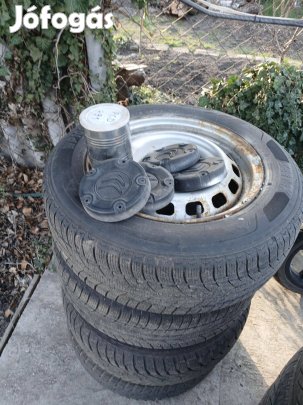 Citroen berlingo 2020 felni gumival csavarokkal közép kupak is meg van