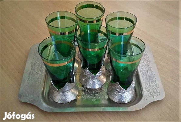 Cizellált talpas, különleges, exkluzív zöld üveg likőröskészlet+tálca