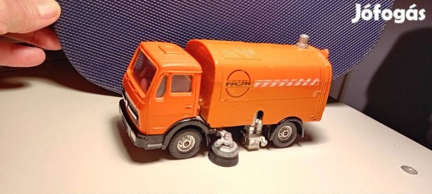 Corgi Mercedes Faun utcaseprő teherautó (játék