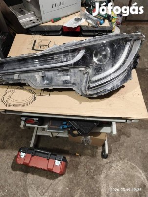 Corolla TS E210 bal első lámpa LED