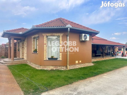 Csak nálunk elérhető ez a 2006-ban épült medencés családi ház Csemőn