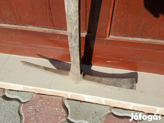 Csákány földmunkáknál gyökerek kiszedéséhez vagy másra