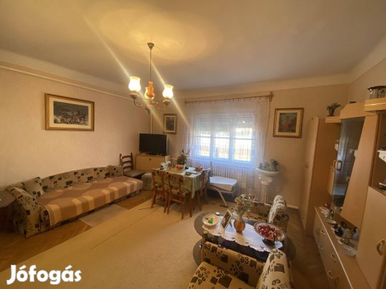 Család utca közelében 2 generációs családi ház eladó!