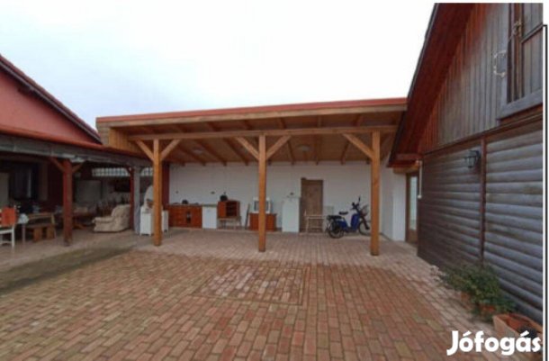 Családi ház, Telephely, tripla garázs, nagy terasz, fedett udvar,