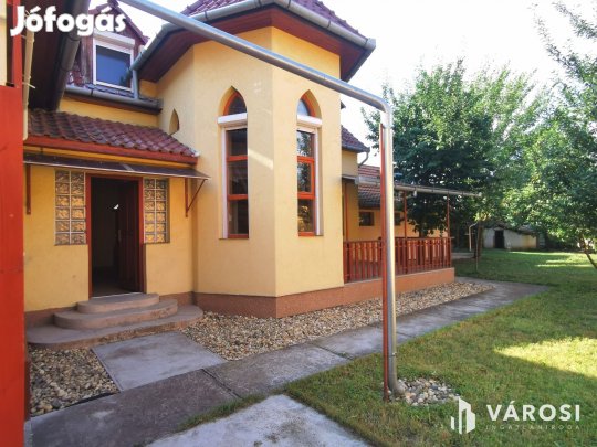 Családi ház + 3 lakás kiváló környéken eladó!