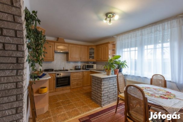 Családi ház, parkosított kerttel eladó Újhegyen