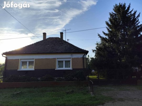 Családi ház a főutcában