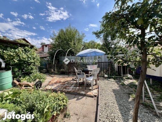 Családi ház csendes utcában