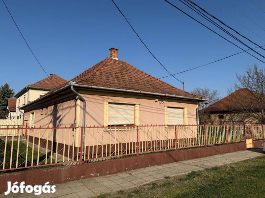 Családi ház eladó Cegléden a kertváros elején