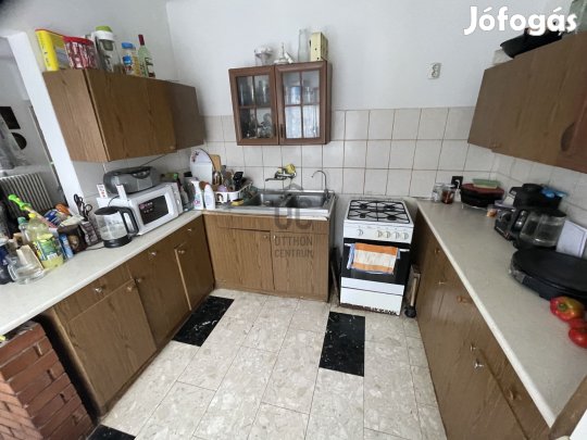 Családi ház eladó a Veres Péter kertben