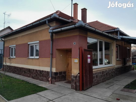 Családi ház rendelővel, garázzsal Szentesen eladó
