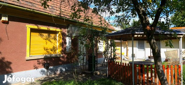 Családi házas környezetben házrész eladó garázs, tárolók, kert