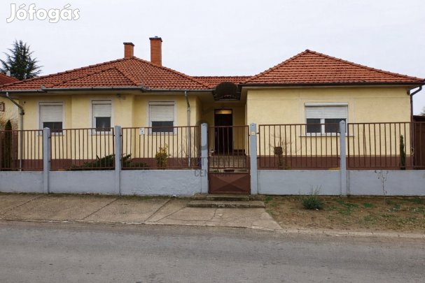 Családi nyugalom, nagy kert, extra épületek  minden adott