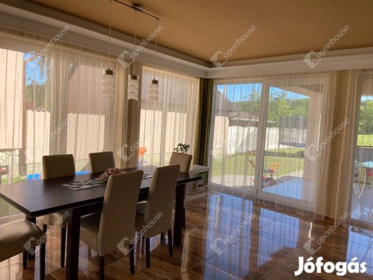 Családi otthon Nyúl központi részén