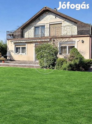 Családoknak kisállatoknak ideális méretű kerttel családi ház eladó!