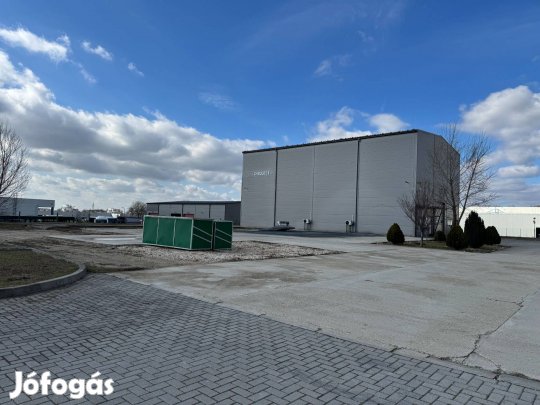 Csarnok / telephely bérbeadó az M1 autópálya közelében Tatán