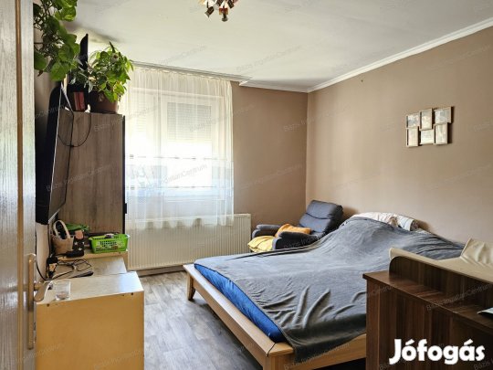 Császártöltésen két szoba + nappalis családi ház eladó