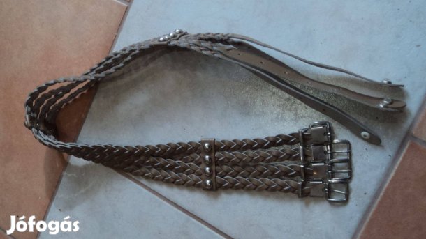 Csatokkal ellátott öv