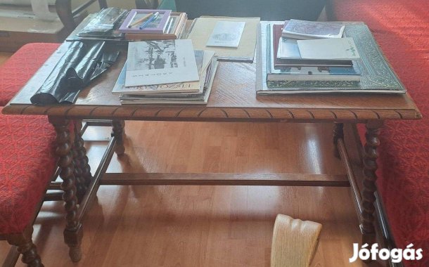 Csavartlábú masszív tömörfa asztal