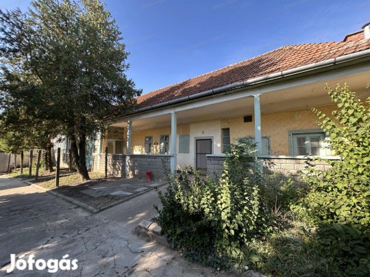 Csávoly központjában sváb parasztház típusú ingatlan eladó
