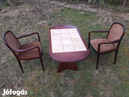 Csempézett állítható és kinyitható asztal két karfás puha székkel