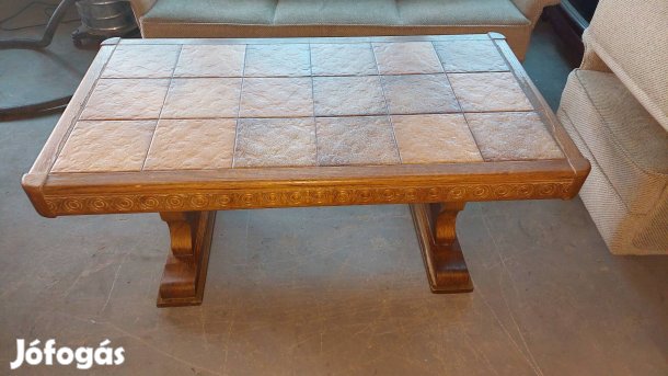 Csempézett oldalfaragott dohányzóasztal