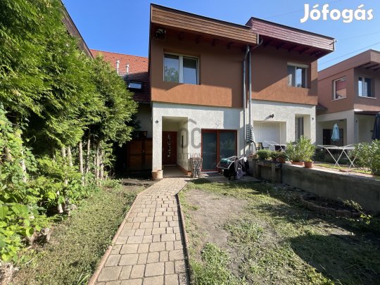 Csendes helyen, kellemes környezetben eladó sorházi lakás!